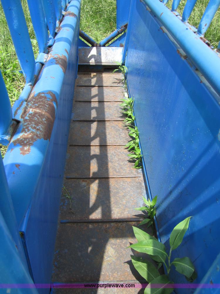 image for item 3720 Priefert 6' cattle chute