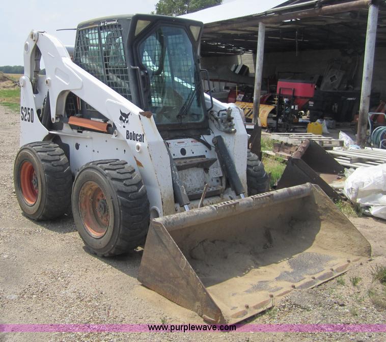 image for item 3762 2002 Bobcat S250 skid steer