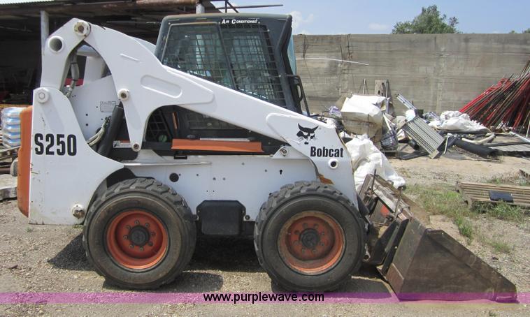 image for item 3762 2002 Bobcat S250 skid steer