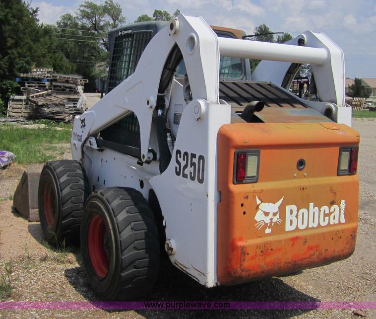 image for item 3762 2002 Bobcat S250 skid steer