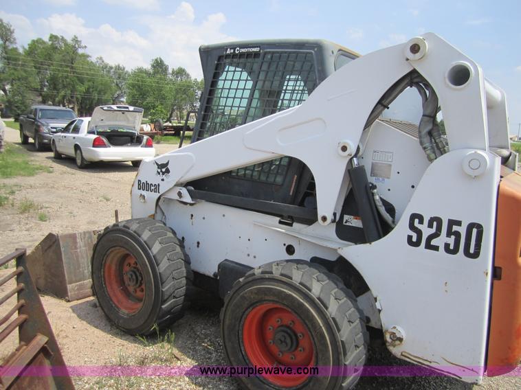 image for item 3762 2002 Bobcat S250 skid steer