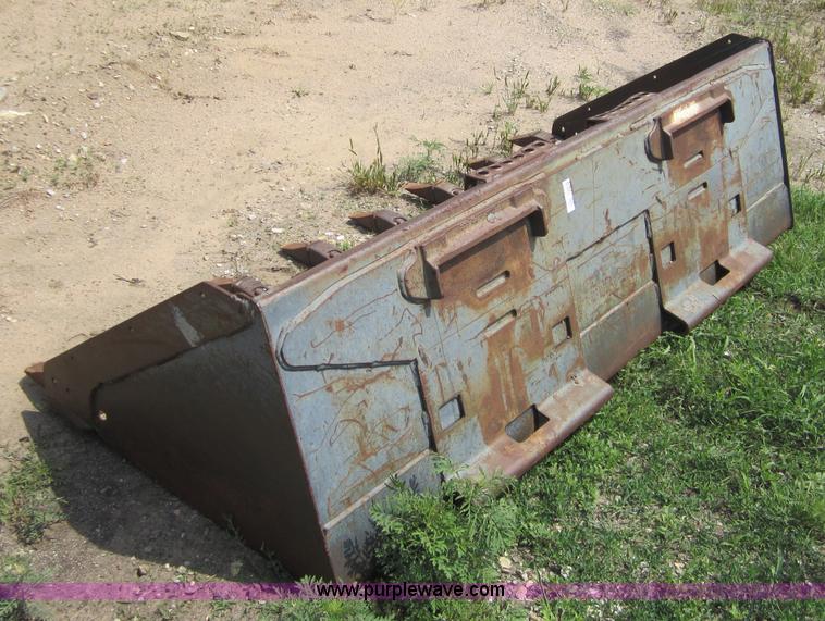 image for item 3763 Bobcat 72" skid steer bucket