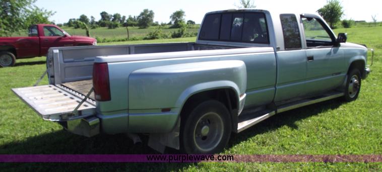 image for item 5583 1989 GMC C3500 Sierra SLE extended cab pickup truck