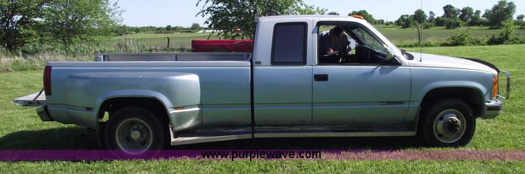 image for item 5583 1989 GMC C3500 Sierra SLE extended cab pickup truck