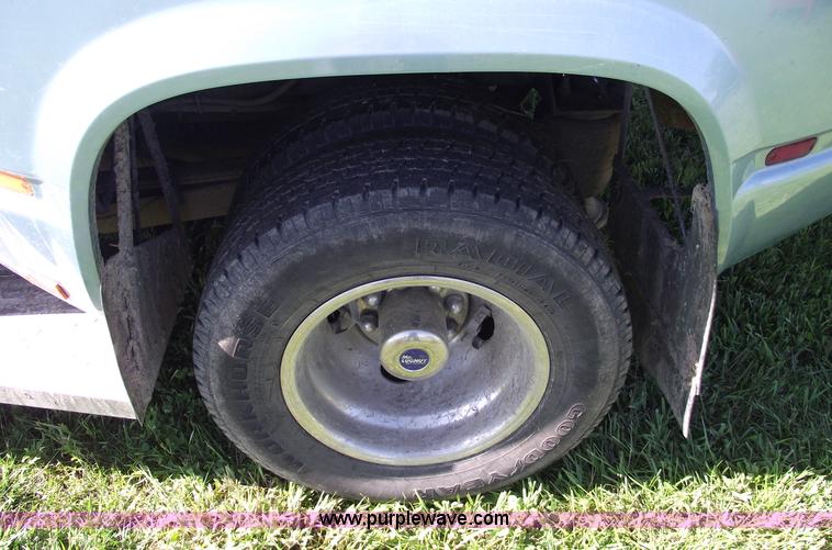 image for item 5583 1989 GMC C3500 Sierra SLE extended cab pickup truck