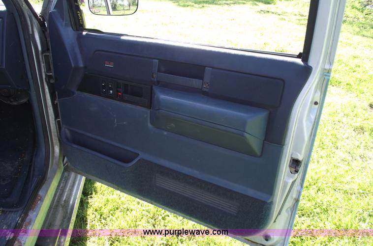image for item 5583 1989 GMC C3500 Sierra SLE extended cab pickup truck
