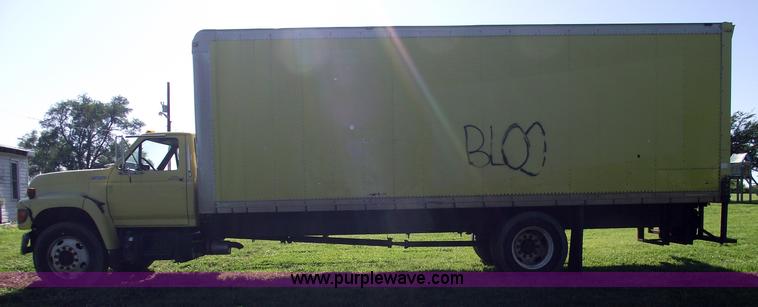 image for item 5587 1998 Ford F700 box truck