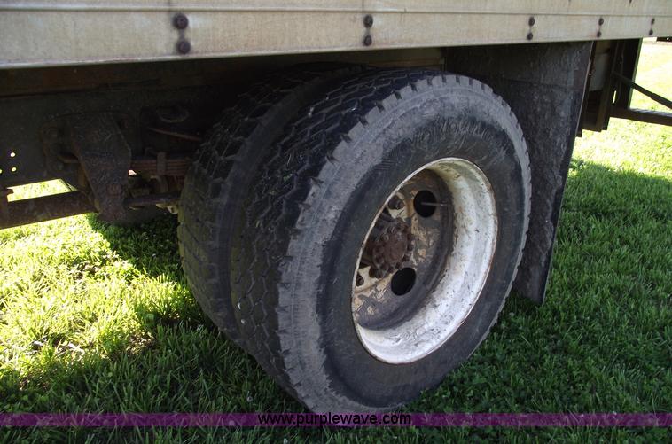 image for item 5587 1998 Ford F700 box truck