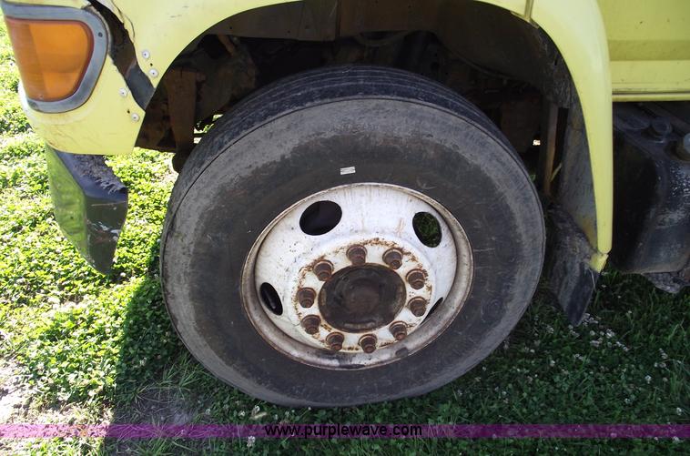 image for item 5587 1998 Ford F700 box truck