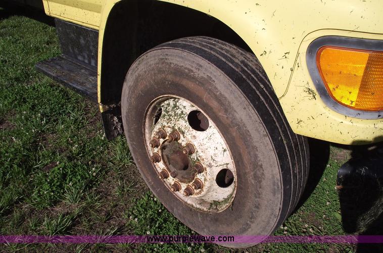 image for item 5587 1998 Ford F700 box truck