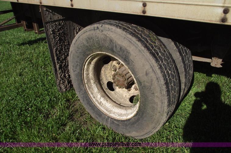 image for item 5587 1998 Ford F700 box truck