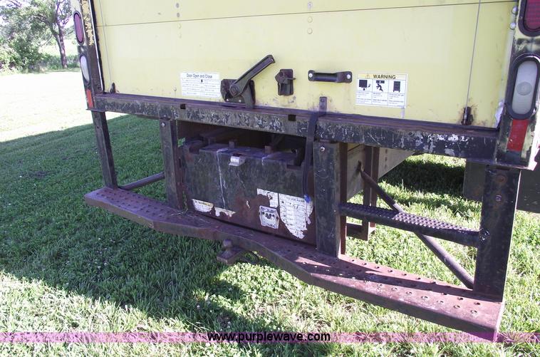 image for item 5587 1998 Ford F700 box truck