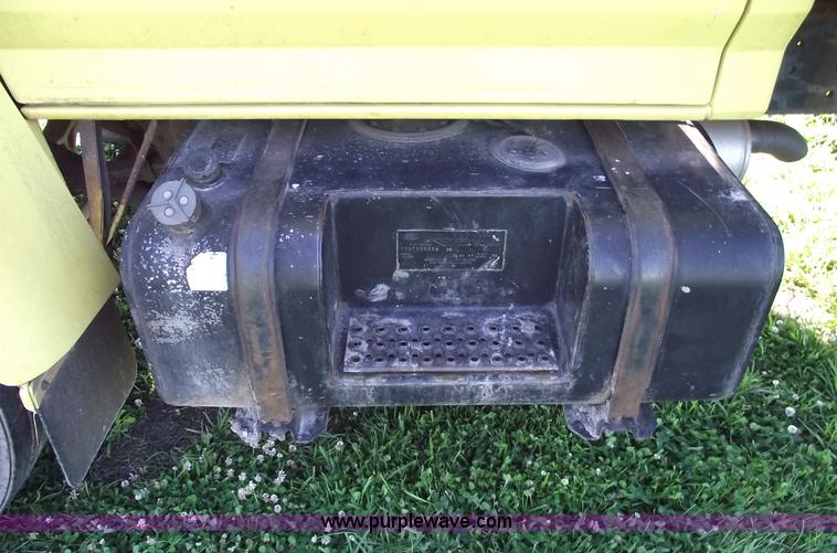 image for item 5587 1998 Ford F700 box truck