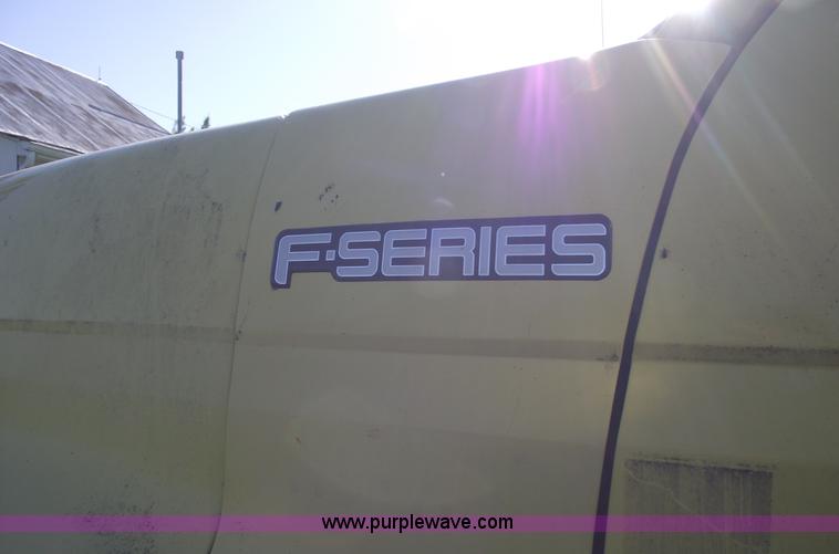 image for item 5587 1998 Ford F700 box truck