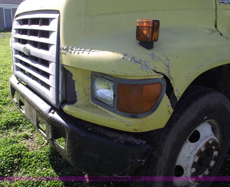 image for item 5587 1998 Ford F700 box truck