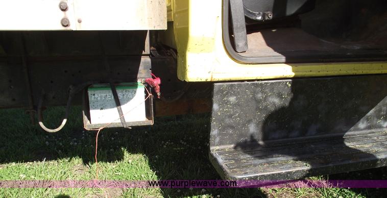 image for item 5587 1998 Ford F700 box truck