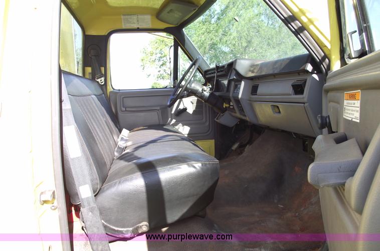 image for item 5587 1998 Ford F700 box truck