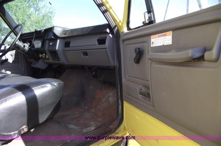 image for item 5587 1998 Ford F700 box truck