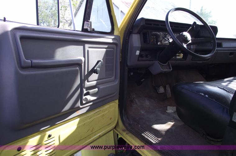 image for item 5587 1998 Ford F700 box truck