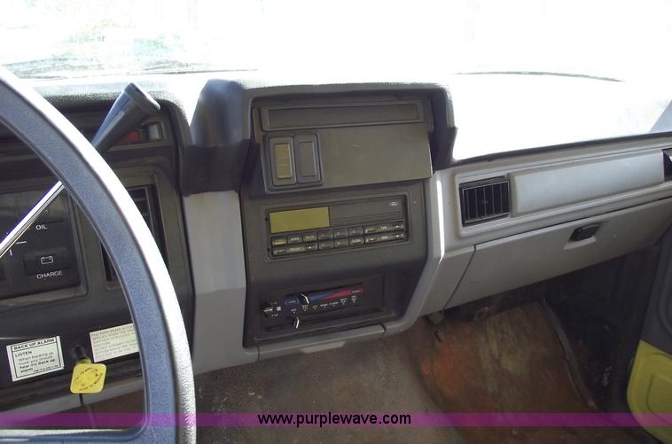 image for item 5587 1998 Ford F700 box truck