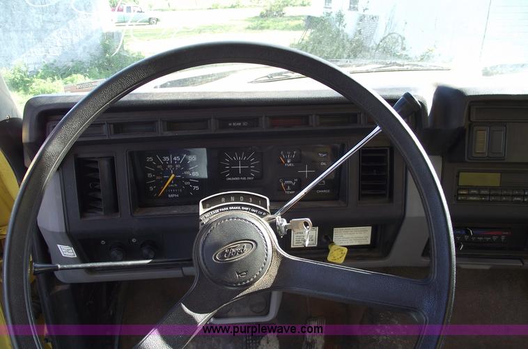 image for item 5587 1998 Ford F700 box truck