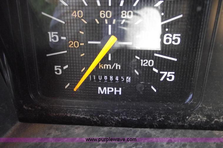 image for item 5587 1998 Ford F700 box truck