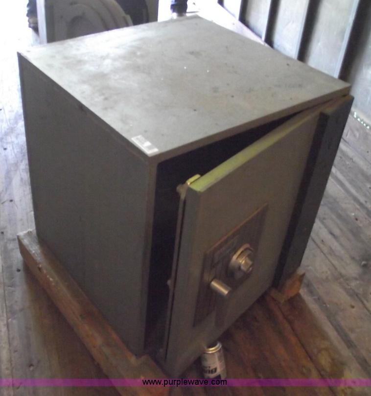 image for item 5589 Diebold cash-guard safe