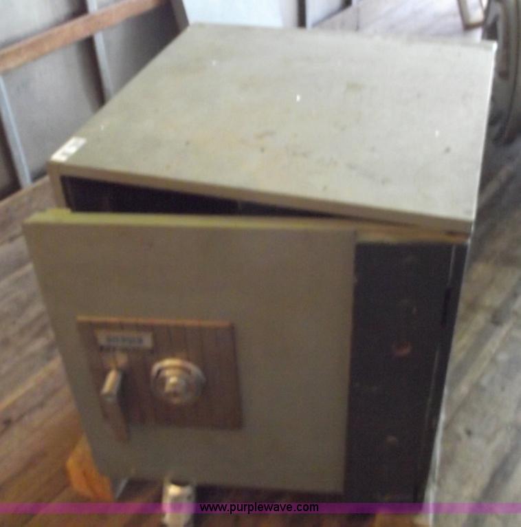 image for item 5589 Diebold cash-guard safe