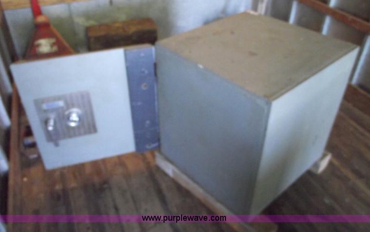 image for item 5589 Diebold cash-guard safe