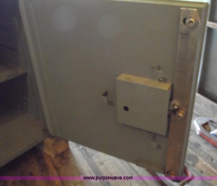 image for item 5589 Diebold cash-guard safe