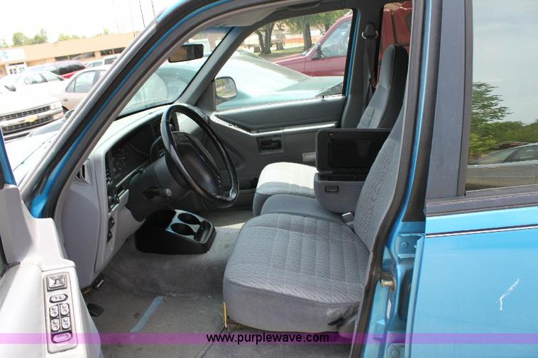 image for item 6868 1993 Ford Explorer SUV