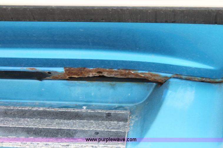 image for item 6868 1993 Ford Explorer SUV