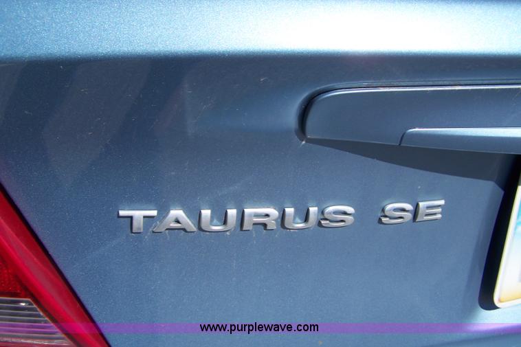 image for item 7302 2006 Ford Taurus SE