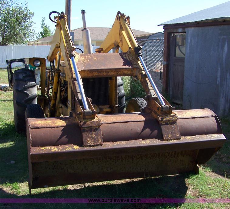 image for item 7421 International 3444 tractor