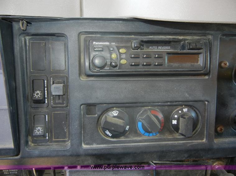 image for item 2354 1999 International 4900 dump truck