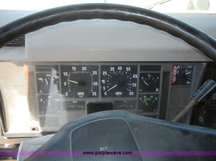 image for item 2354 1999 International 4900 dump truck