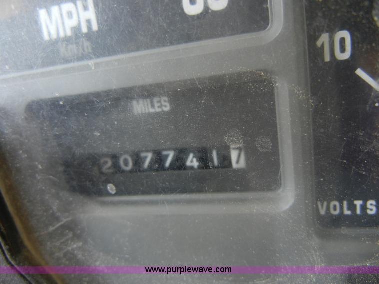 image for item 2354 1999 International 4900 dump truck