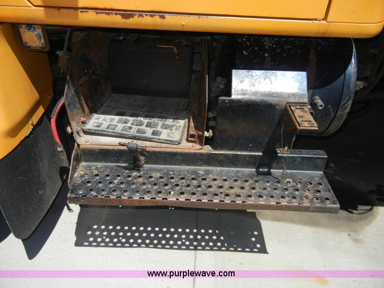 image for item 2354 1999 International 4900 dump truck