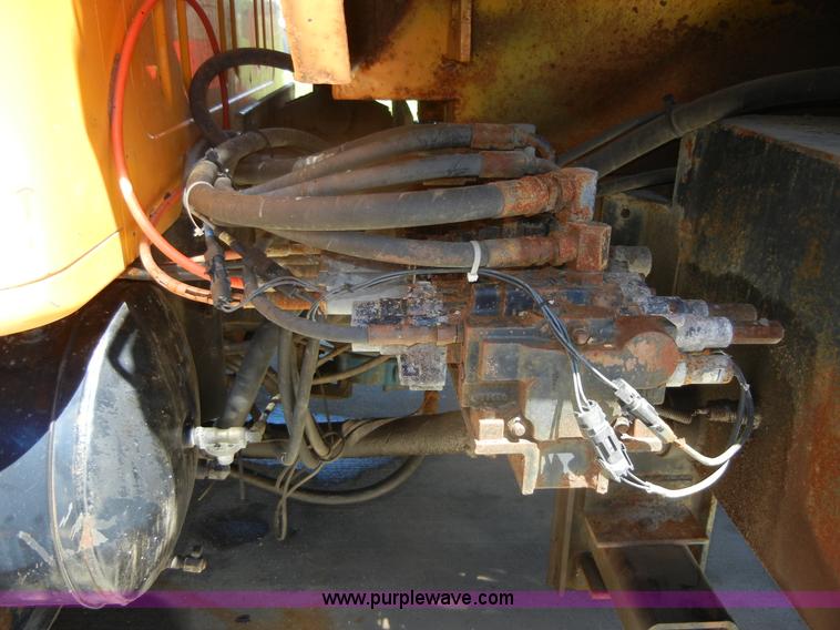 image for item 2354 1999 International 4900 dump truck