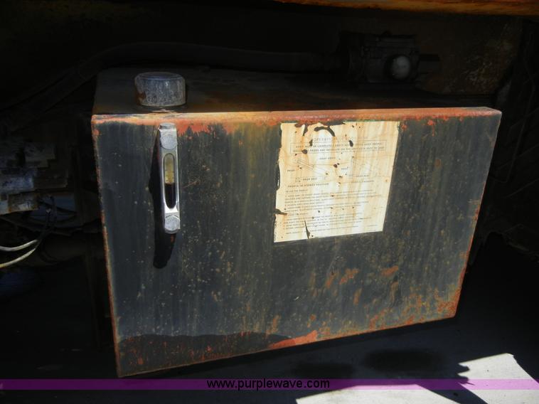 image for item 2354 1999 International 4900 dump truck