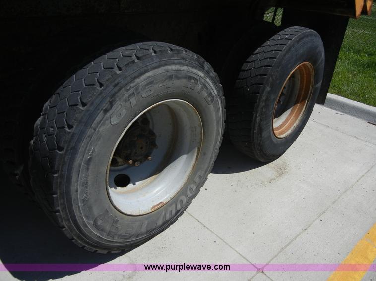 image for item 2354 1999 International 4900 dump truck