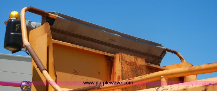 image for item 2354 1999 International 4900 dump truck