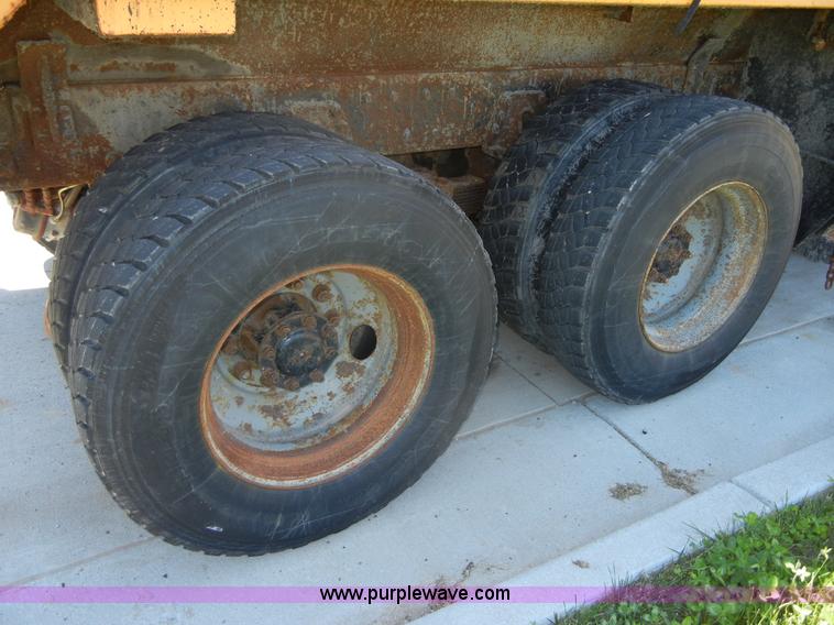 image for item 2354 1999 International 4900 dump truck