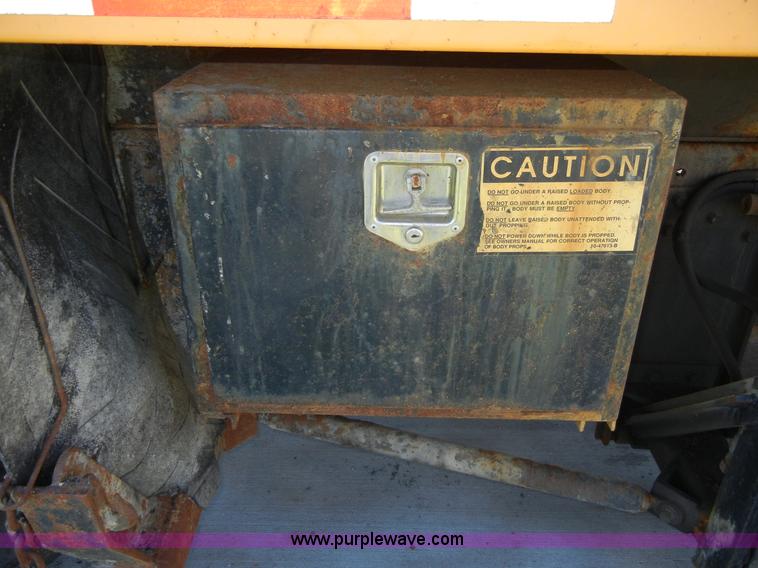 image for item 2354 1999 International 4900 dump truck