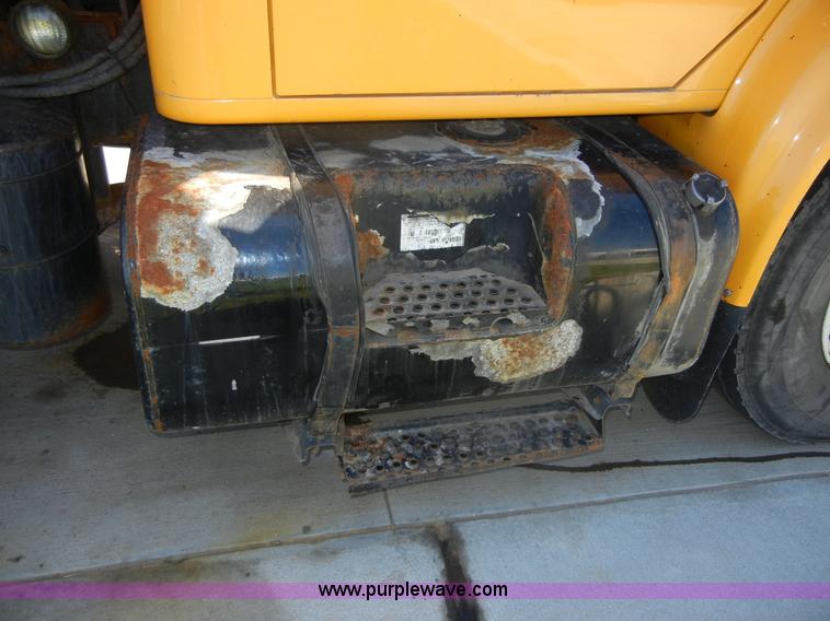 image for item 2354 1999 International 4900 dump truck