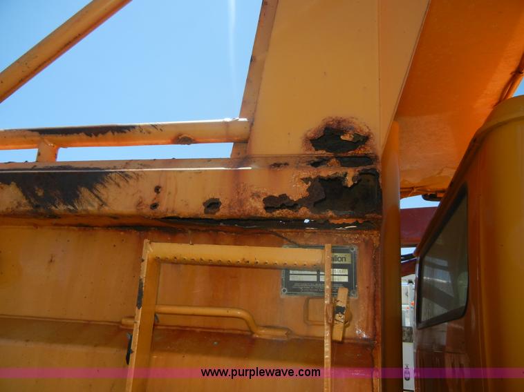 image for item 2354 1999 International 4900 dump truck