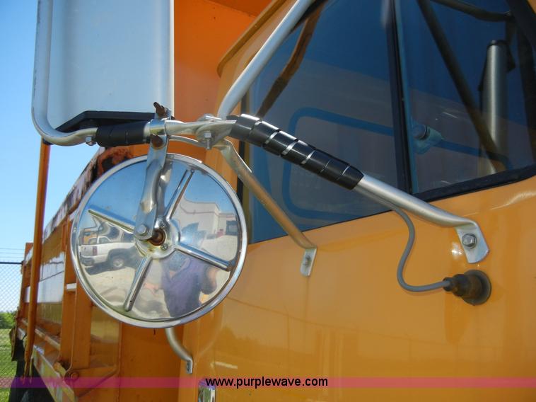 image for item 2354 1999 International 4900 dump truck