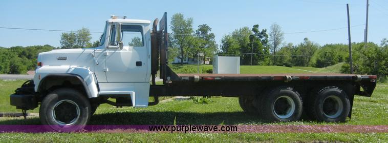 image for item 2356 1992 Ford LT8000 flatbed semi truck