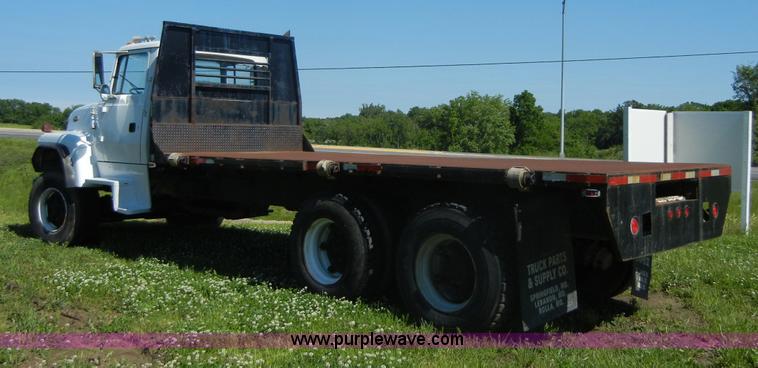 image for item 2356 1992 Ford LT8000 flatbed semi truck