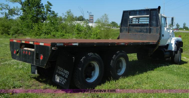 image for item 2356 1992 Ford LT8000 flatbed semi truck